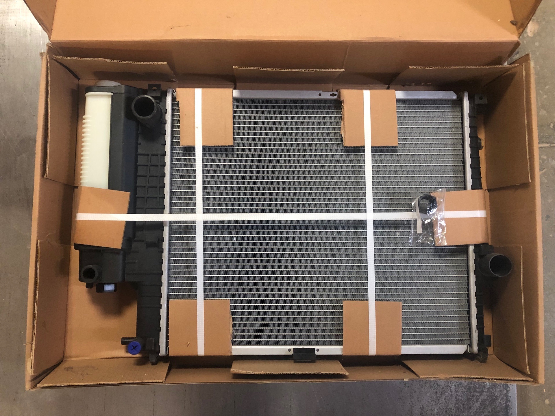 Радиатор основной (охлаждение ДВС) BMW 5-series E39